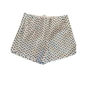 Women’s L’Atiste Cream Dressy Shorts. Size Small. NWT!